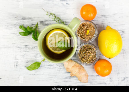 Konzept der natürlichen Medizin. Natürliche Heilmittel bei Erkältungen auf grauem Hintergrund. Flach. Stockfoto