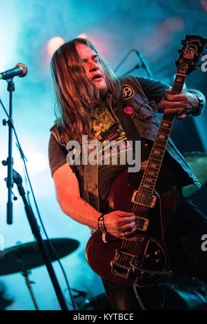 Die Britischen Doom und Stoner Metal Band Electric Wizard führt ein Live Konzert in der norwegischen Musik Festival Øyafestivalen 2013. Hier Sänger und Gitarrist Jus Oborn wird dargestellt, live auf der Bühne. Norwegen, 07/08 2013. Stockfoto