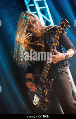 Die Britischen Doom und Stoner Metal Band Electric Wizard führt ein Live Konzert in der norwegischen Musik Festival Øyafestivalen 2013. Hier Gitarrist und Musiker Liz Buckingham wird dargestellt, live auf der Bühne. Norwegen, 07/08 2013. Stockfoto