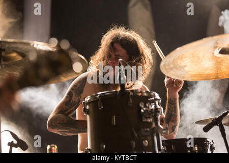 Die Britischen Doom und Stoner Metal Band Electric Wizard führt ein Live Konzert in der norwegischen Musik Festival Øyafestivalen 2013. Hier Schlagzeuger und Musiker Mark Begrünung wird dargestellt, live auf der Bühne. Norwegen, 07/08 2013. Stockfoto