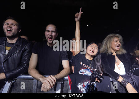 Glam Rock Fans sind in ein fantastisches Konzert mit dem schwedischen Glam Rock Band Europa auf einem Live-konzert am Rockefeller in Oslo. Norwegen, 24/09 2015. Stockfoto