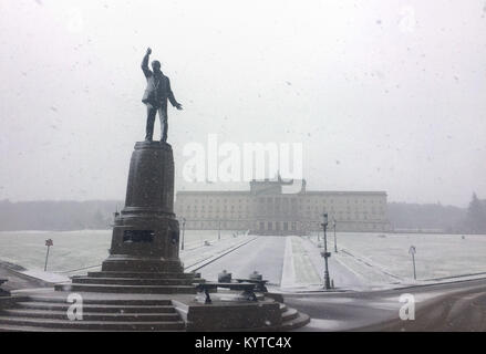 Schnee fällt auf der Carson Statue vor dem Parlament Gebäude auf dem Stormont Estate in Belfast, als Unwetterwarnungen für Schnee und Eis mit winterlichen Bedingungen fegt die UK aktualisiert wurden. Stockfoto