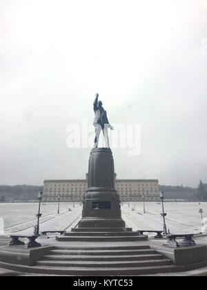 Schnee fällt auf der Carson Statue vor dem Parlament Gebäude auf dem Stormont Estate in Belfast, als Unwetterwarnungen für Schnee und Eis mit winterlichen Bedingungen fegt die UK aktualisiert wurden. Stockfoto