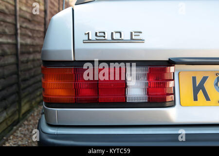 Detaillierte Nahaufnahmen von der Unbefleckten Empfängnis 1993 Mercedes 190 e Rückleuchte und Abzeichen. Juli 2017 Großbritannien Stockfoto