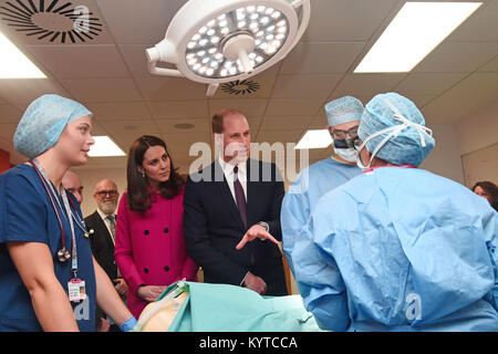 Der Herzog und die Herzogin von Cambridge sprechen zu Mitarbeiter, die Tour der Wissenschaft und Gesundheit Gebäude an der Coventry Universität, bei ihrem Besuch in der Stadt. Stockfoto