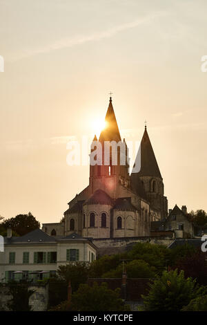 Die Türme der St. unsere Kirche im Sonnenuntergang über der Cite Royale von Loches in das Tal der Loire in Frankreich. Stockfoto