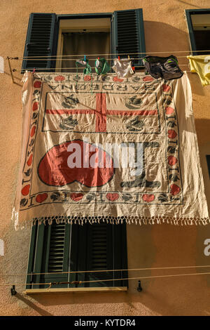 Sardische Flagge Bettdecke hängt von der Wäscheleine, Alghero, Sardinien, Italien. Stockfoto