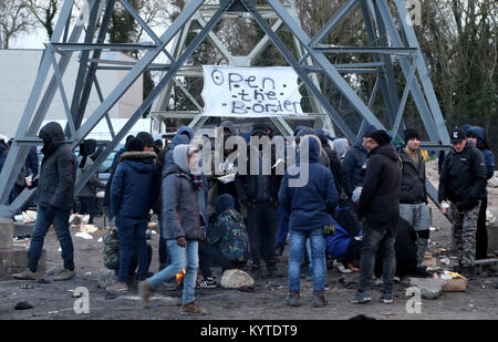 Ein Blick auf ein Migrant camp in Calais, Frankreich, wie der französische Präsident Emmanuel Längestrich besuchten die Region. Stockfoto