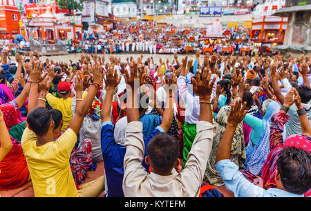 Tausende hinduistische Pilger/Menschen in der heiligen Stadt Haridwar in Uttarakhand, Indien während des Abends licht Zeremonie namens Ganga arthi anzubeten. Stockfoto