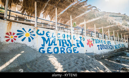 Matala, Kreta, Griechenland: 30. Juni 2016: Hippies Logo auf dem Strand von Matala auf Kreta. Heute ist das Leben morgen nie kommen. Stockfoto