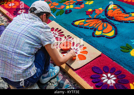 Antigua, Guatemala - März 22, 2015: Lokale schmückt gefärbte Sägespäne Fastenzeit Prozession Teppich in der Stadt mit den berühmten Heiligen Woche feiern Stockfoto