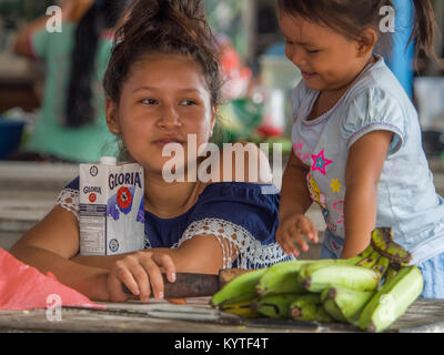 Iquitos, Peru - Dezember 14, 2017: Junge peruanische Mädchen, lustige Gesichter Stockfoto