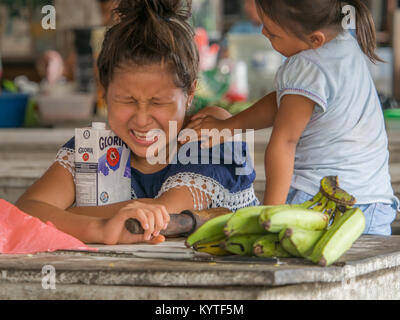 Iquitos, Peru - Dezember 14, 2017: Junge peruanische Mädchen, lustige Gesichter Stockfoto