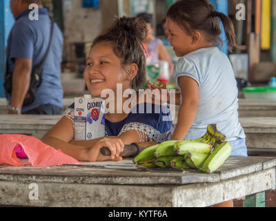 Iquitos, Peru - Dezember 14, 2017: Junge peruanische Mädchen, lustige Gesichter Stockfoto