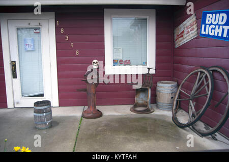Eine Bar in der Yolo County, CA zieht Menschen in mit einem Schädel in die vordere Terrasse. Stockfoto