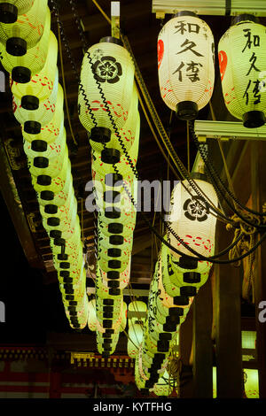 Laternen an den Yasaka Tempel in Kyoto, Japan. Stockfoto