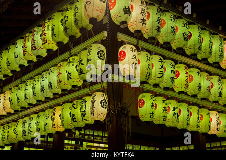 Laternen an den Yasaka Tempel in Kyoto, Japan. Stockfoto