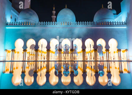 Abu Dhabi Scheich Zayed Moschee bei Nacht. Arabische Nächte. Phantasie, verträumte Wunder der Welt. UAE, Naher Osten, die VEREINIGTEN ARABISCHEN EMIRATE. Architektur, Nacht Foto Stockfoto