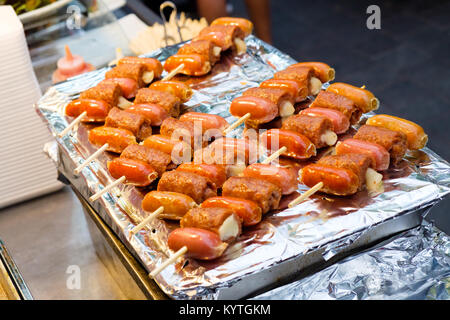 Aufgespießt auf bambusstöcken Würstchen mit Käse und Hamburg Steak (Koreanische Street Food) Stockfoto