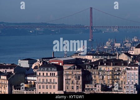 Am 25. April suspenson Brücke über den Fluss Tagus, Lissabon, Portugal Stockfoto