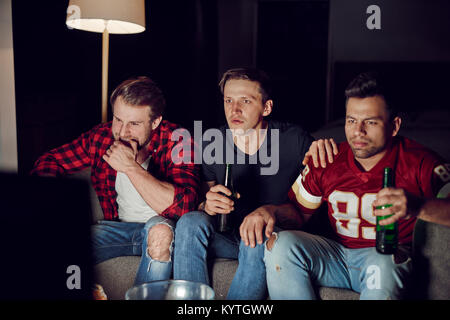 Männer friends American Football am Abend Stockfoto