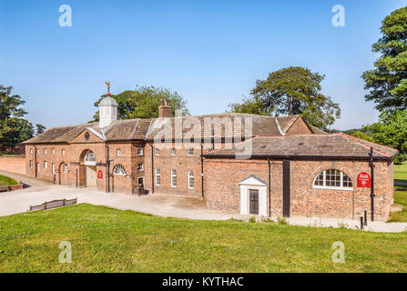 Der Hof der Ställe bei Temple Newsam (historisch Temple Newsham), einem Tudor-Jacobean-Haus in Leeds, England Stockfoto