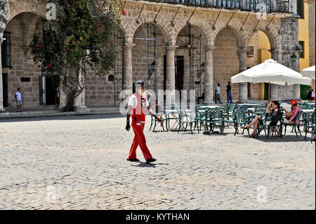 Havanna, Kuba, 6. Mai 2009. Ein alter Mann, gekleidet in den Farben Rot und Weiß zu Fuß auf ein Quadrat mit einem grossen Zigarre im Mund in Havanna, Kuba, am 7. Mai 2009. Stockfoto