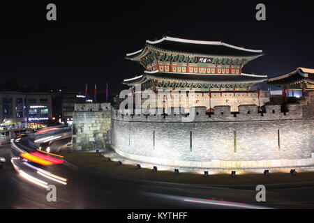 Paldalmun Gate in der Nacht in Suwon, Korea Stockfoto