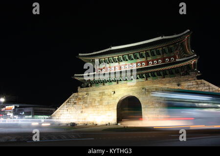 Paldalmun Gate in der Nacht in Suwon, Korea Stockfoto