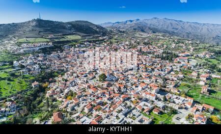 Antenne Blick aus der Vogelperspektive Wahrzeichen Reiseziel tal Pano Lefkara Dorf, Larnaca, Zypern. Keramische Fliesen- Haus Dächer, griechisch-orthodoxen Ch Stockfoto