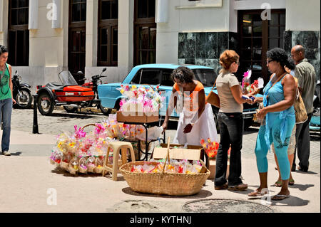 Havanna, Kuba, 6. Mai 2009. Eine Frau, die den Verkauf von Rosen auf einer Straße in Havanna, Kuba, am 7. Mai 2009. Stockfoto