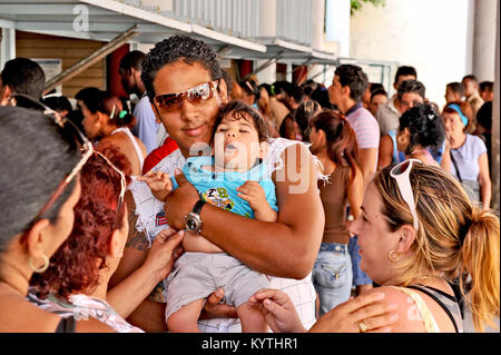 TRINIDAD, Kuba, 27. Oktober 2009. Ein Mann, der ein Baby, in Trinidad, Kuba, am 27. Oktober 2009. Stockfoto