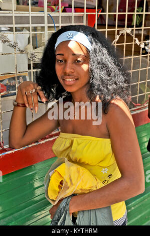 TRINIDAD, Kuba, 27. Oktober 2009. Eine junge Frau in einem gelben Kleid, in Trinidad, Kuba, am 27. Oktober 2009. Stockfoto