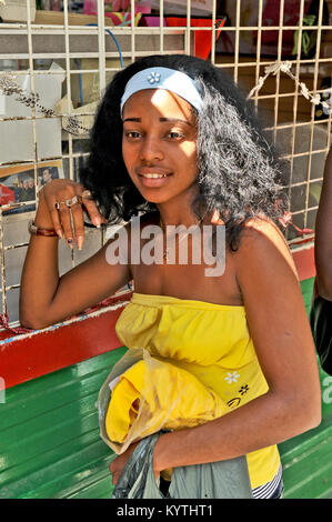 TRINIDAD, Kuba, 27. Oktober 2009. Eine junge Frau in einem gelben Kleid, in Trinidad, Kuba, am 27. Oktober 2009. Stockfoto