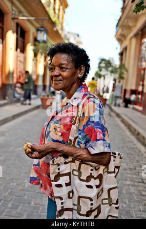 Havanna, Kuba, 20. Oktober 2009. Einen mittleren Alters kubanischen Frau, die auf der Straße, posierend, in Havanna, Kuba, am 20. Oktober 2009. Stockfoto