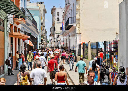 Havanna, Kuba, 5. Mai 2009. Menschen zu Fuß auf einer belebten Straße, in Havanna, Kuba, am 5. Mai 2009. Stockfoto