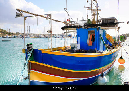 Fischerboot im Hafen von Marsaxlok in der Insel Malta günstig Stockfoto