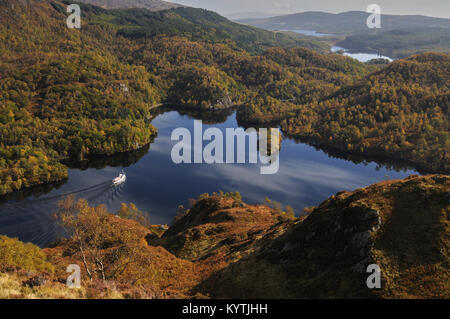 Dampfschiff Sir Walter Scott auf Loch Katrine als von Ben Venue gesehen. Stockfoto