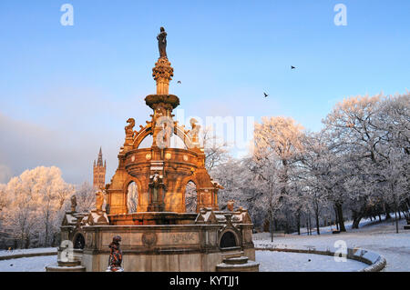 Frost auf der Stewart Memorial Fountain in Kelvongrove Park, Glasgow. Schottland. Stockfoto