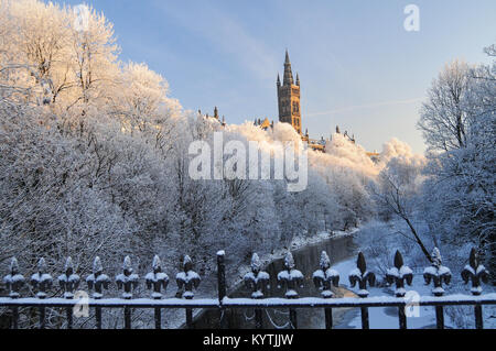 Universität Glasgow Tower in einer kalten, frostigen Wintertag. Glasgow. Schottland. Stockfoto