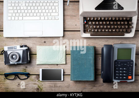 Technologie Fortschritt, alte und moderne digitale Geräte auf hölzernen Tisch Stockfoto