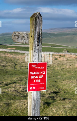 Zeichen auf Moorland innerhalb der Yorkshire Dales Warnung vor der Gefahr von Feuer bei trockenem Wetter. Stockfoto