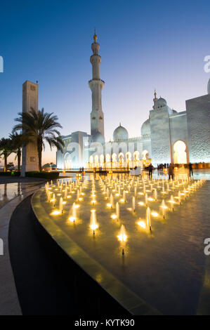 ABU DHABI, VEREINIGTE ARABISCHE EMIRATE - Dez 31, 2017 : Äußeres der Sheikh Zayed Moschee in Abu Dhabi in der Dämmerung. Es ist die größte Moschee des Landes. Stockfoto