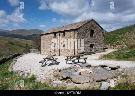 Alte traditionelle Feld Scheune in Yorkshire Dales umgewandelt in einen Urlaub, Etagenbett Scheune, Cumbria, Großbritannien. Stockfoto