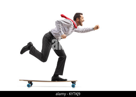 Volle Länge Profil Schuss ein Geschäftsmann, ein Longboard auf weißem Hintergrund Stockfoto