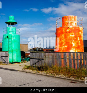 Ausgediente Navigationsbojen, Hafen in Vlissingen Dänemark, dänisches Fischerdorf, Stockfoto