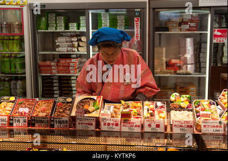 23.12.2017, Kyoto, Japan, Asien - eine Frau verkauft Fertiggerichte in einem Kiosk am Bahnhof von Kyoto. Stockfoto