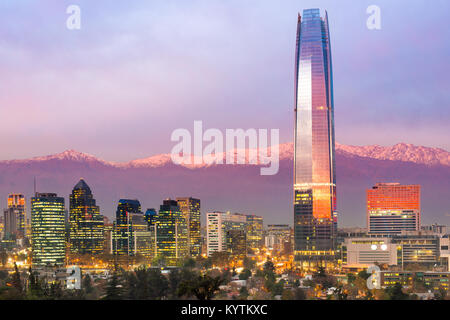 Skyline von Financial District bei Providencia in Santiago de Chile mit der Anden im Hintergrund Stockfoto