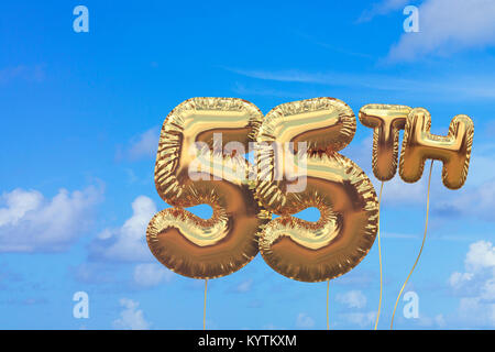 Gold Nummer 55 Folie geburtstag Ballon gegen einen strahlend blauen Sommerhimmel. Golden party Feier. 3D-Rendering Stockfoto