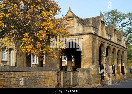 Die malerische Markthalle in Chipping Campden im Herbst Sonnenschein, Gloucestershire, Cotswolds, Großbritannien Stockfoto